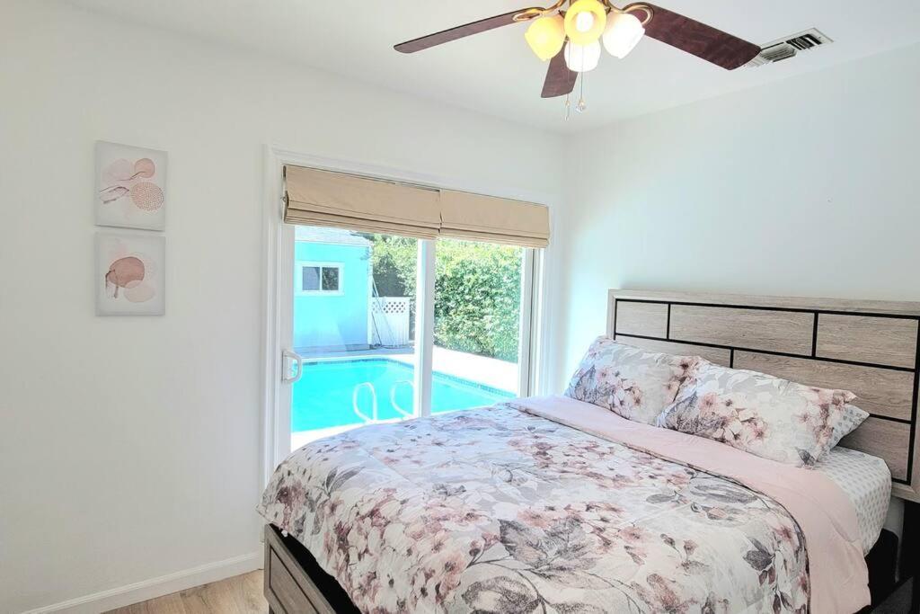 Casa de férias Newly Furnished Pool House